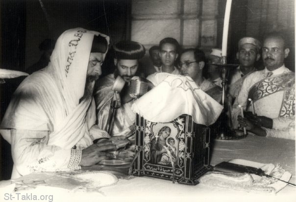 St-Takla.org Image: His Holiness Pope Kirellos VI (Pope Cyril VI) praying the Holy Liturgy     :       
