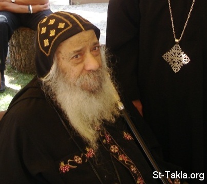 النهاردة يوم مميز للشعب القبطى ... عــارف لــيـه ؟؟؟ Www-St-Takla-org--CopticPope-Shenouda-3rd-Prayers-151
