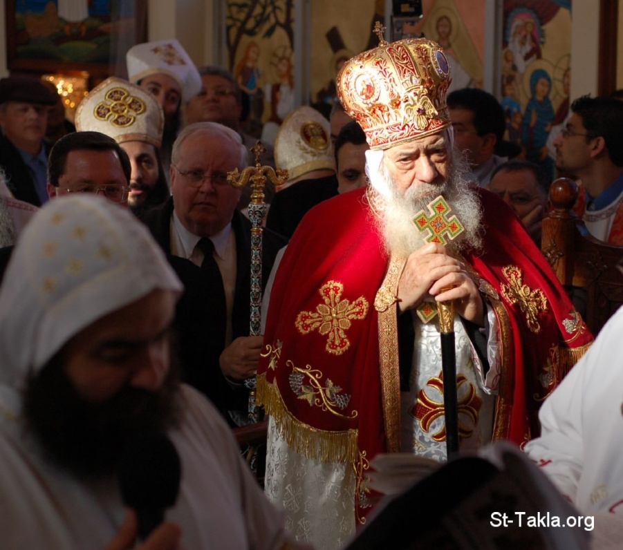 اجمل صور البابا شنودة Www-St-Takla-org--CopticPope-Shenuoda-3rd-In-Church-017