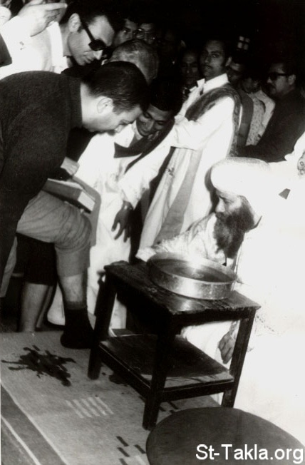 St-Takla.org Image: Pope Chinoda washing feet of some Copts during one of the Lakkan Feasts     :          
