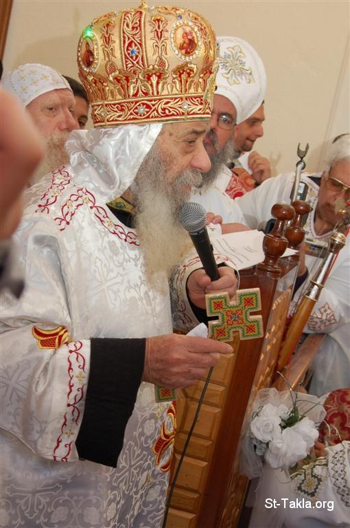 St-Takla.org Image: The Pope Shenouda III Blessing people after prayer     :       