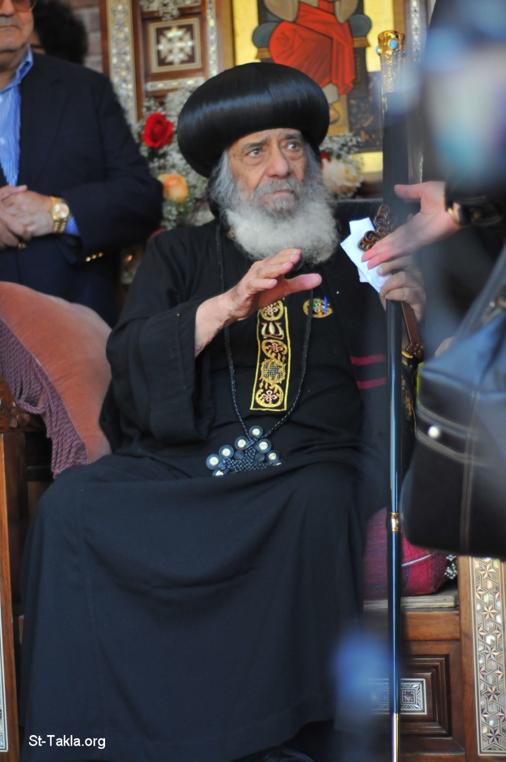 مجموعة صور لقداسة البابا شنودة  Www-St-Takla-org--Coptic-Pope-Shenouda-Third-With-People-005
