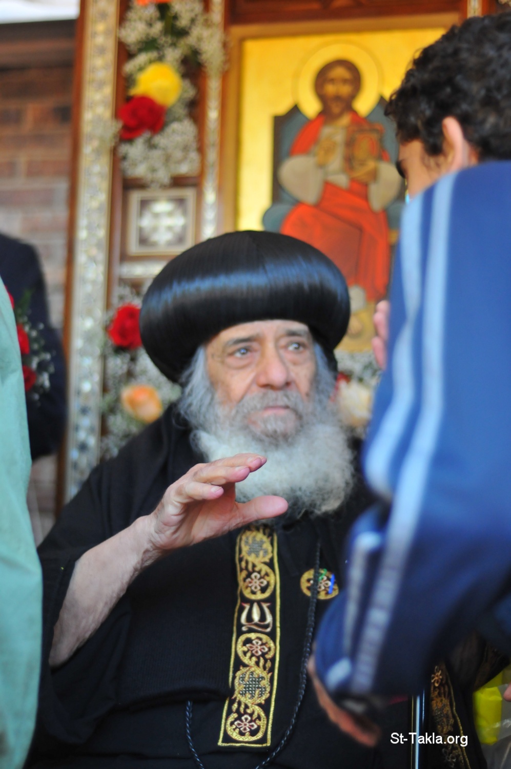مجموعة صور لقداسة البابا شنودة  Www-St-Takla-org--Coptic-Pope-Shenouda-Third-With-People-010
