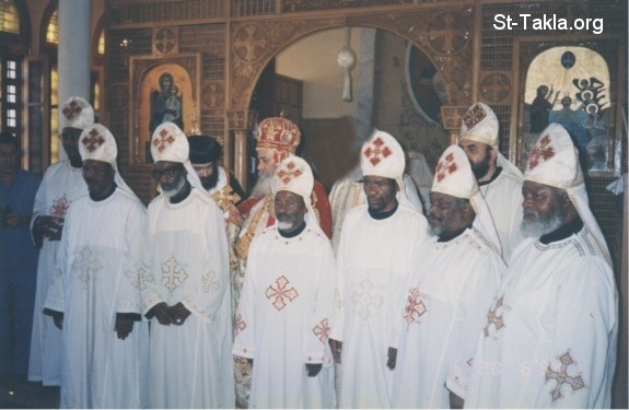 St-Takla.org Image: Pope Shenouda III consecrating African Coptic priests     :        