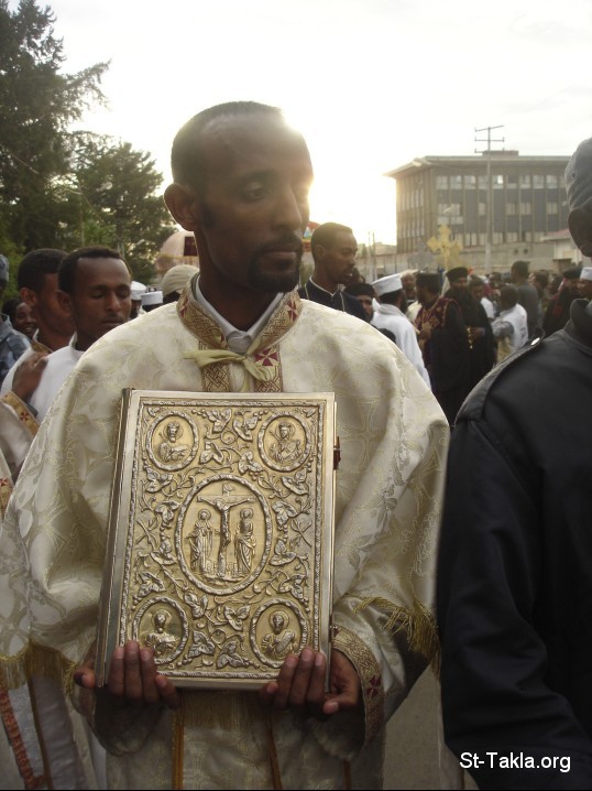 St-Takla.org Image: An Ethiopian man carrying the Holy Bible - from St-Takla.org's Ethiopia visit (Trinity Church festival for Pope Shenouda III's arrival to Addis Ababa, April 2008), Photograph by Michael Ghaly for St-Takla.org, April-June 2008     :          -    ()        ˡ  2008 -      ʡ       ǡ  -  2008