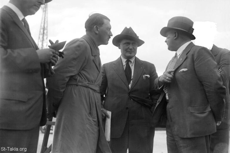 St-Takla.org Image: Adolf Hitler discussing the government crisis (November 1932) with his staff! From right to left, Hitler's chief of staff Hauptmann (Captain) Rohm [Ernst Röhm] leads the conversation with Adolf Hitler on the left of the picture listening intently; in the middle is Reichstag President Hauptmann (Captain) Göring [Hermann Göring]     :      ( 1932)  !   :                ǡ     