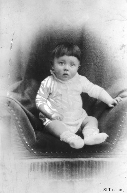 St-Takla.org Image: Adolf Hitler as a baby (1889/1890 ca.), from German Federal Archives     :      (1899-1890 )    