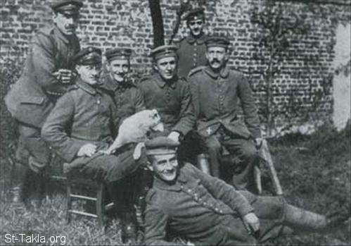 St-Takla.org Image: Hitler as a soldier during the First World War (1914 - 1918), Hitler is sitting right, from German Federal Archives     :         (1914-1918)        