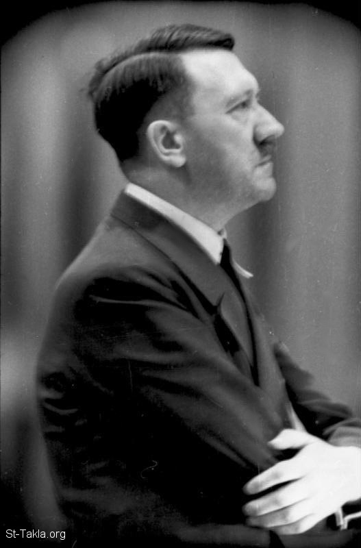 St-Takla.org Image: Adolf Hitler in speech, Reich, Berlin, 1942, photo by Wagner, from German Federal Archives     :    ȡ Ρ  1942  ѡ    