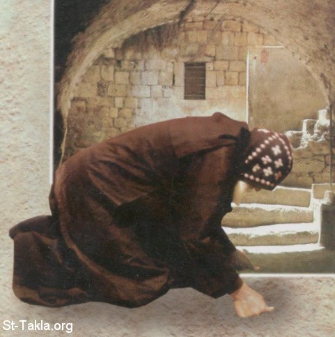 St-Takla.org         Image: Orthodox Coptic monk performing prostration صورة: راهب قبطي من الكنيسة الأرثوذكسية يقوم بعمل ميطانية أو سجود