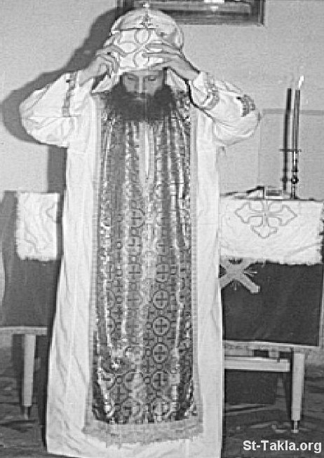 St-Takla.org Image: Abouna Bishouy Kamel during the holy Liturgy     :      