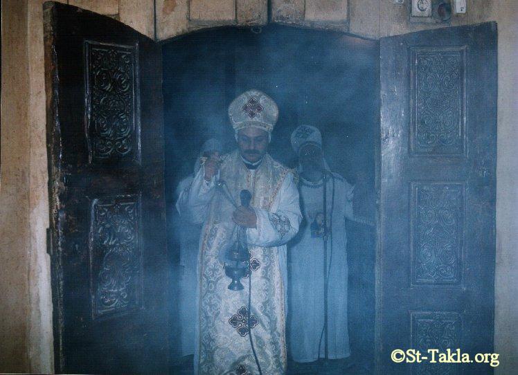 St-Takla.org Image: Raising incense, Father Karas Ibrahim of St. Takla Church     :   ѡ       