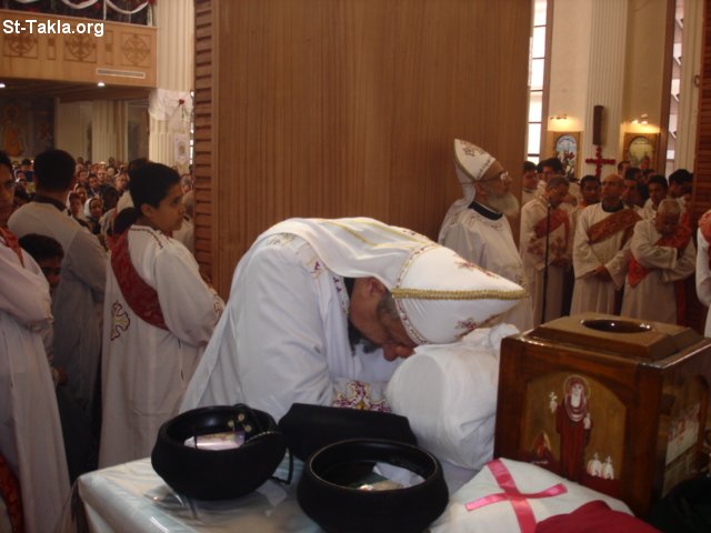 St-Takla.org Image: Priests at St. Takla Heemanot Church lifting their hearts to God during the Holy Mass     :          