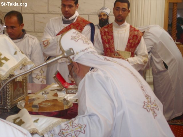 St-Takla.org Image: Priests from St. Takla Church praying the Holy liturgy, and showing the Bread's tray (Al Seniya)     :          ǡ    
