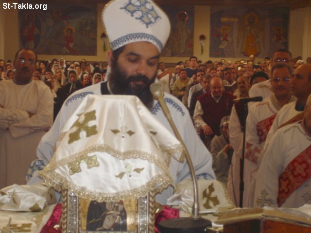 St-Takla.org Image: The Holy Liturgy at St. Takla Himanot Coptic Orthodox Church, Alex, Egypt - Father Takla William     :          ɡ ӡ  -   