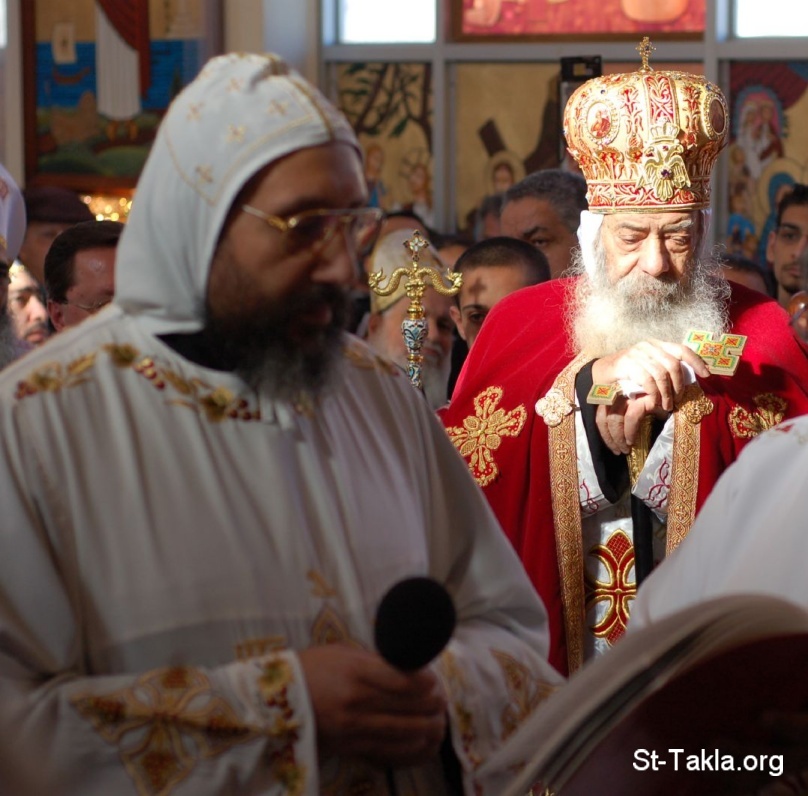 www-St-Takla-org__CopticPope-Shenuoda-3rd-In-Church-020