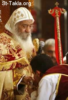 www-St-Takla-org__Coptic-Pope-Shenouda-Third-With-People-001