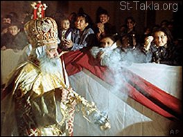 St-Takla.org Image: H. H. Pope Shenouda III praying the Holy Liturgy of one of the Coptic Feasts     :        