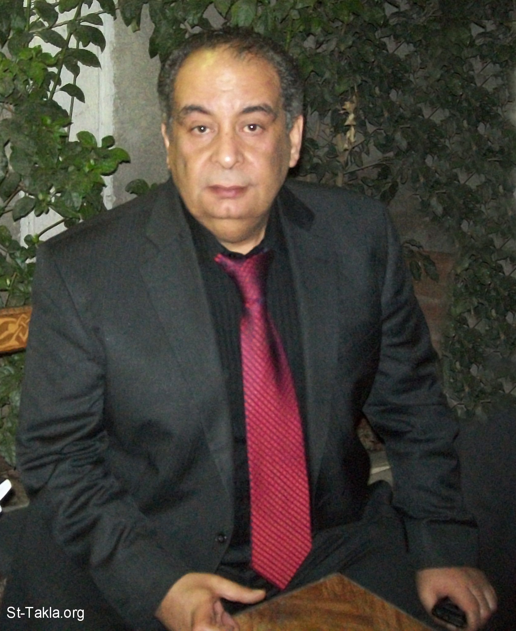 St-Takla.org Image: Dr. Youssef Zidan, Egyptian scholar, specializes in Arabic and Islamic studies - born 1958) - Photo courtesy: El Nahar Newspaper, taken at Maktabet Badrakhan, October 2011     :     (     -  1958) -          -  :  ѡ      2011