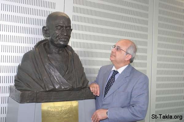 St-Takla.org Image: Statue of Mahatma Mohandas Karamchand Gandhi at the Alexandria Library (Bibalex - Bibliotheca Alexandrina) with Dr. Ismail Serageldin (Serag El Din)     :        ɡ  .     