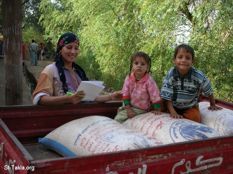 St-Takla.org Image: Mother with her children, working in an Egyptian village     :       