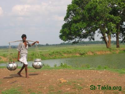 St-Takla.org Image: An Indian man holding water صورة في موقع الأنبا تكلا: رجل سقا هندي، ساقي الماء