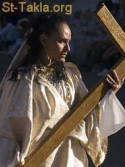 St-Takla.org Image: A woman carrying a cross صورة في موقع الأنبا تكلا: امرأة تحمل صليباً