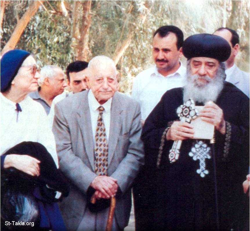 St-Takla.org Image: Doctor Ragheb Moftah, his wife Mary with H H Pope Shenouda III     :           