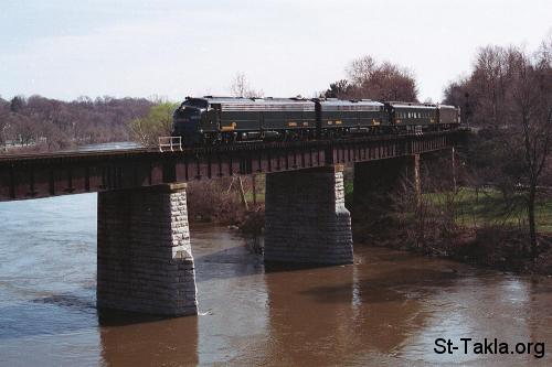 St-Takla.org Image: A train on a bridge صورة في موقع الأنبا تكلا: قطار على جسر