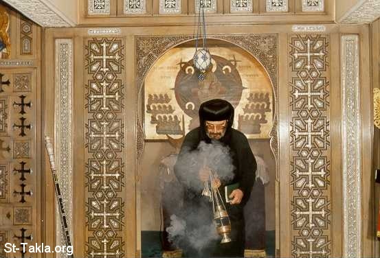 St-Takla.org Image: His Grace Bishop Bishoy, metropolitan of Demiat, during prayer     :          