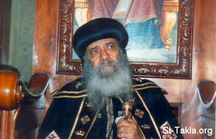 St-Takla.org Image: H.H. Pope Shenouda Coptic Pope no. 117, looking away. صورة في موقع الأنبا تكلا: البابا شنوده الثالث، بطريرك الكنيسة القبطية 117، وهو ينظر بعيدًا.