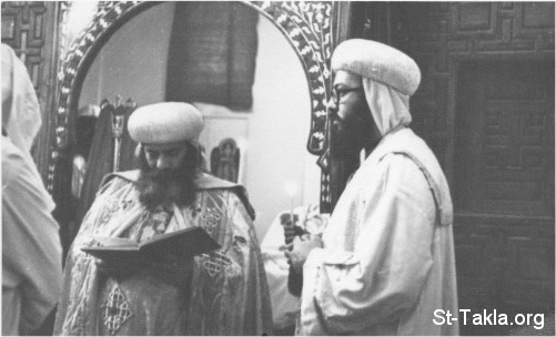 St-Takla.org Image: Pope Shenouda reading the Holy Bible in a mass صورة في موقع الأنبا تكلا: البابا شنوده يقرأ الكتاب المقدس في أحد القداسات