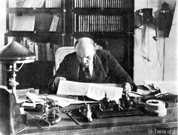 St-Takla.org Image: Lenin in his Kremlin office, 16th October 1918, by Ocup, P.A. صورة في موقع الأنبا تكلا: لينين في مكتبة بالكرملين، 16 أكتوبر 1918، تصوير أوكوب. ب. أ.