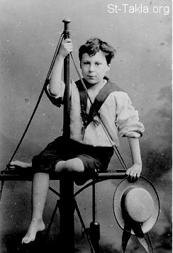 St-Takla.org Image: Bertrand Russell as a young boy (childhood picture) صورة في موقع الأنبا تكلا: برتراند راسل كطفل صغير - صورة الطفولة