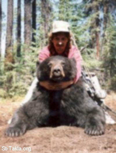 St-Takla.org Image: Man with a bear, a hunter. صورة في موقع الأنبا تكلا: رجل مع دب، صائد.