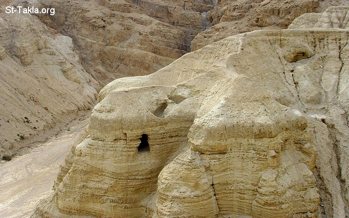 St-Takla.org           Image: One of Komran caves, where the Aseneeyeen lived صورة: إحدى مغارات قمران والتي سكنها الأسينيين