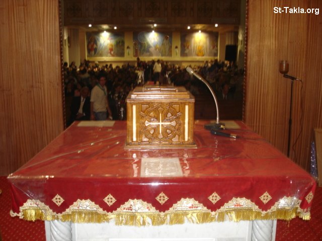 St-Takla.org Image: St. Takla Coptic Orthodox Church Holy Altar صورة في موقع الأنبا تكلا: صورة مذبح في كنيسة قبطية أرثوذكسية، كنيسة أنبا تكلا