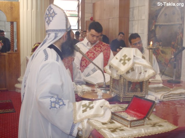 St-Takla.org Image: A priest صورة في موقع الأنبا تكلا: كاهن