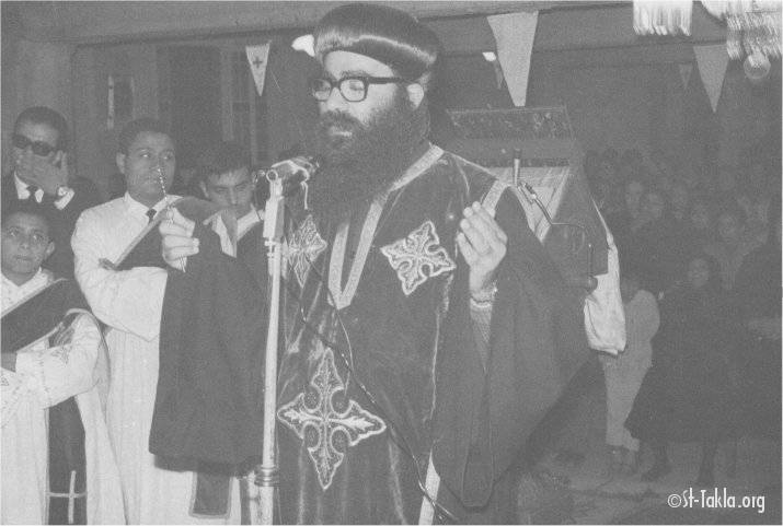 St-Takla.org Image: H. G. Bishop Bakhomios praying at St. Takla Church، 1972 صورة في موقع الأنبا تكلا: صورة نيافة الحبر الجليل الأنبا باخوميوس يصلي في كنيسة الأنبا تكلا هيمانوت عام 1972