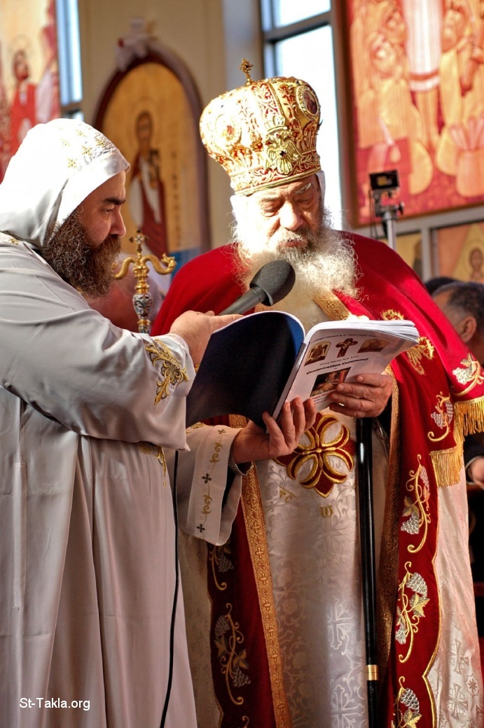 St-Takla.org Image: H. H. Pope Shenouda reading from a Coptic Prayer Book صورة في موقع الأنبا تكلا: البابا شنوده يقرأ في أحد كتب الصلاة القبطية