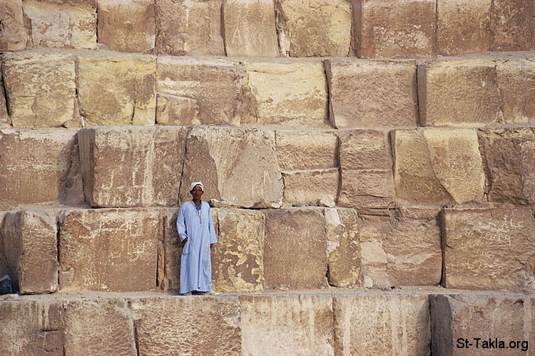 St-Takla.org Image: A man, and the building blocks of the Great Pyramid صورة في موقع الأنبا تكلا: رجل، مع أحجار بناء الهرم الأكبر